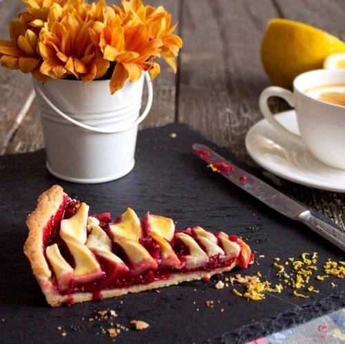 Пирог с малиной и белым шоколадом.