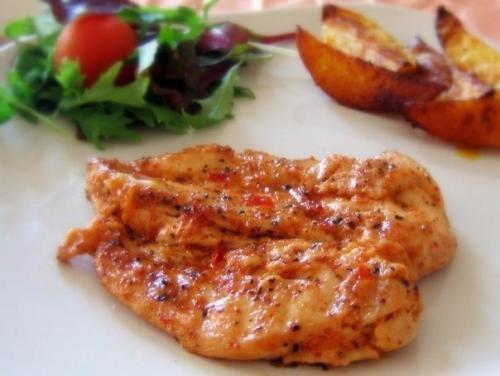 Запеченные куриные грудки со сливочным соусом.