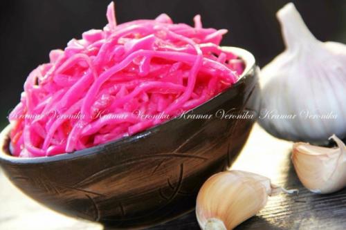 Маринованная капуста со свеклой.

