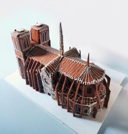 Кондитер и архитектор Мария троицкая сделала собор парижской богоматери в виде пряничного домика. 02