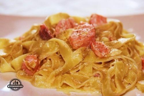 Фетучини с семгой в сливочном соусе.