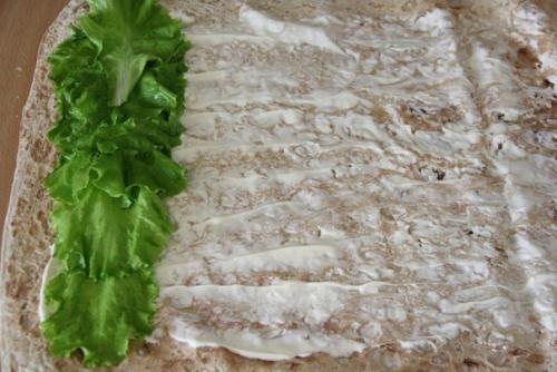 Рулет из лаваша с крабовыми палочками и огурцом. 01