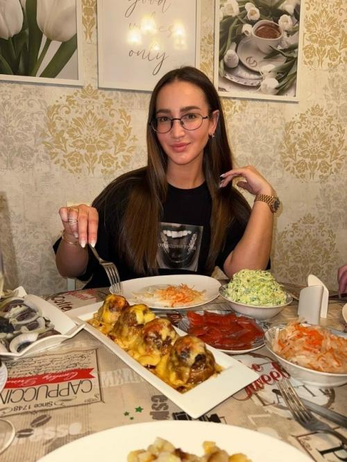 Ольга бузова перед новым годом навестила папу.

