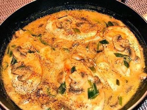 Курица в грибном соусе.