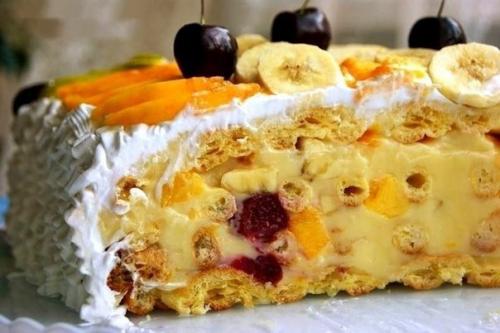 Торт тропиканка.  Это торт из коржей из заварного теста и перемазанных заварным кремом с фруктами, сверху фрукты залитые желе.