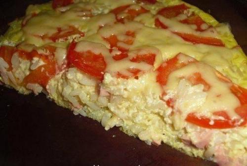 Запеканка с рисом, сыром и колбасой.