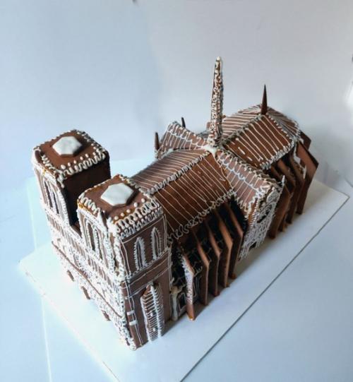 Кондитер и архитектор Мария троицкая сделала собор парижской богоматери в виде пряничного домика. 03