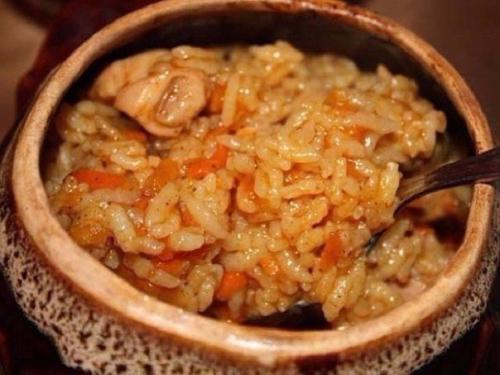 Плов с курицей в горшочках.