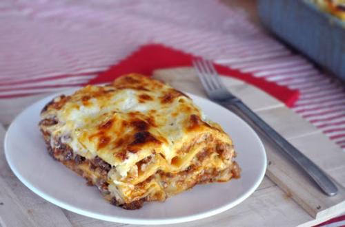 Классическая лазанья.   Классическая лазанья с мясным фаршем и соусом бешамель - это настоящая калорийная бомба, но какая вкусная! 01