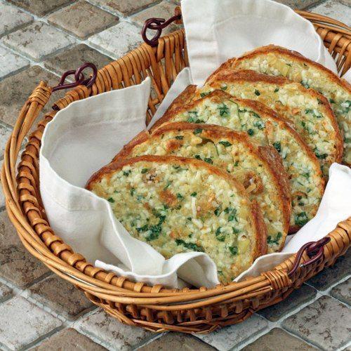 Запеченный хлеб с чесноком.

