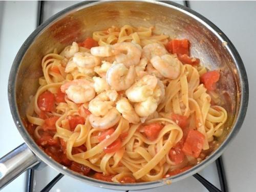 Паста с креветками и томатами. 08