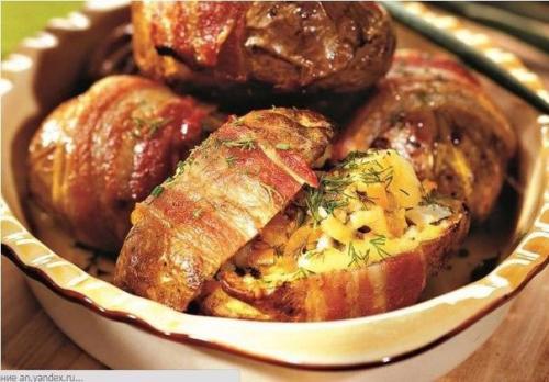 Фаршированный картофель в беконе.