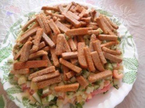 Салат с куриным Филе, сухариками и овощами. 03