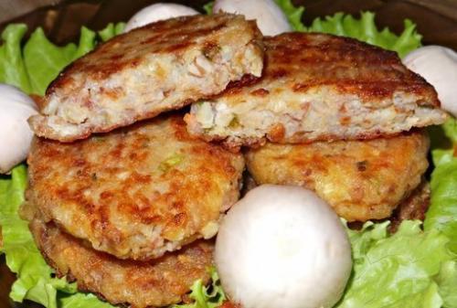 Гречневые котлеты с сыром - это бюджетное, но очень вкусное блюдо, которое разнообразит ваш стол.