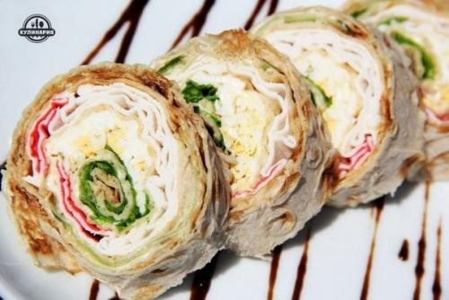 Рулет из лаваша с крабовыми палочками и огурцом.