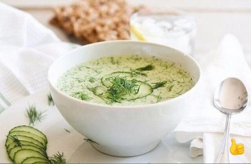 Холодный суп из кефира с огурцами и зеленью. Холодный суп из кефира с огурцами и зеленью.