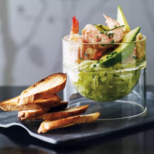 Салат с креветками и соусом мари роуз.