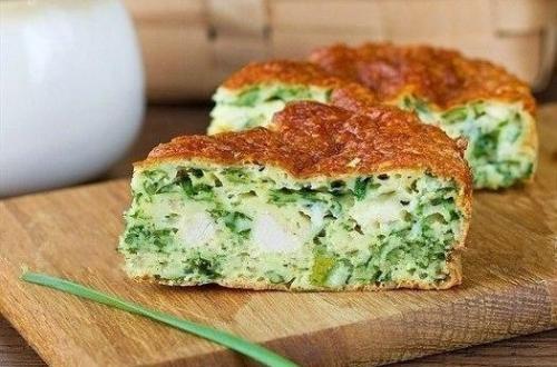 Безумно вкусно - нежный пирог с зеленым луком, курицей и сырной корочкой. 

