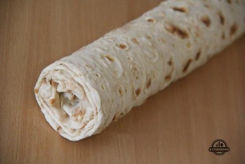 Рулет из лаваша с крабовыми палочками и огурцом. 05