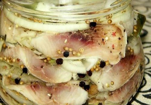 Вкусная маринованная селедка с луком.