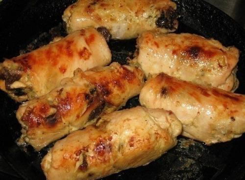 Куриные рулеты с черносливом и печенью.