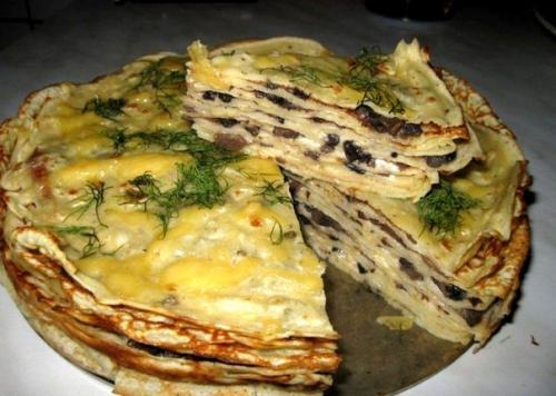 Блинный пирог с курицей и грибами.