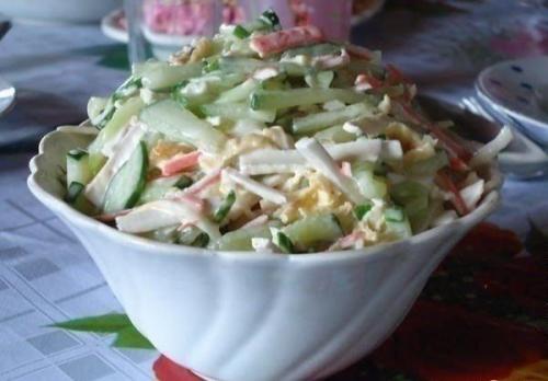 Салат с сыром сулугуни (косичкой).