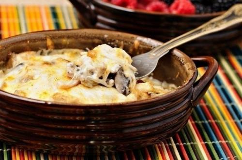 Жюльен с курицей и грибами.
