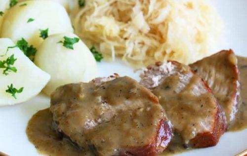 Жареная свинина с горчичным соусом.