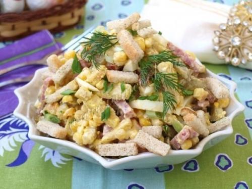 Салат с сухариками и колбасой.