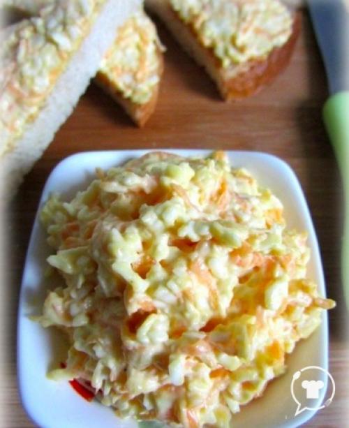 Закуска из плавленого сырка, моркови и яиц.

