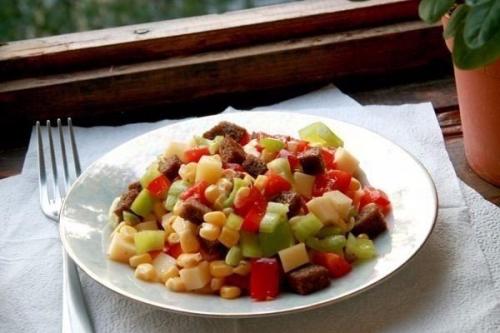 Пёстрый салат из перца, сыра и кукурузы.