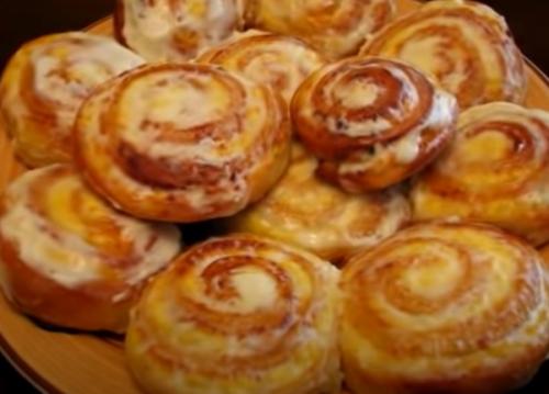 Завитушки с творогом и сметанной заливкой. Завитушки с творогом и сметанной заливкой.