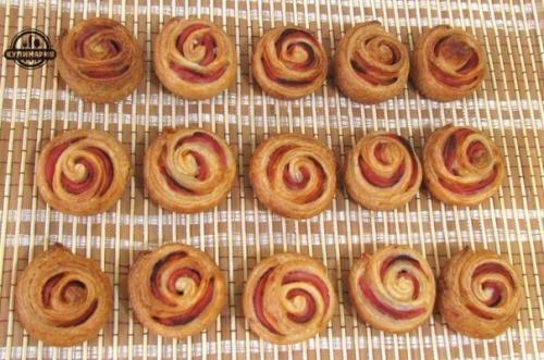 Колбасные Розочки в слоеном тесте.