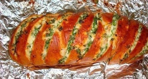 Запеченный батон с сыром и чесноком.