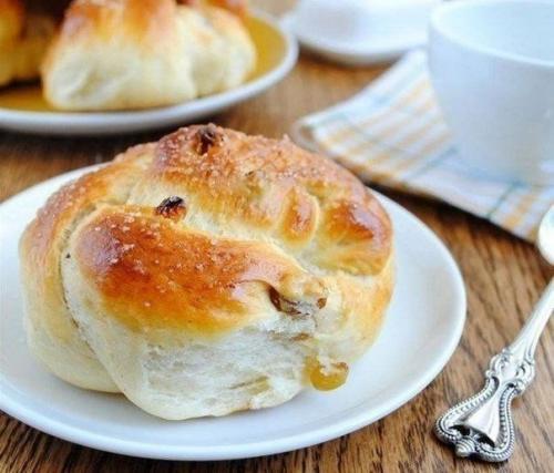 Пряные булочки с изюмом.