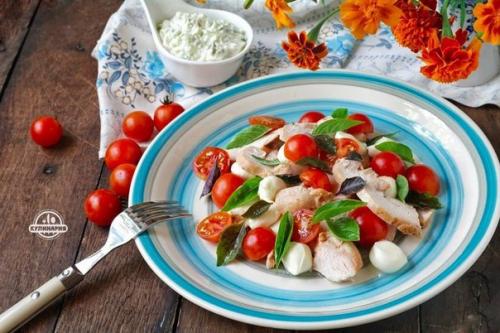 Салат с куриным Филе, Черри и моцареллой.