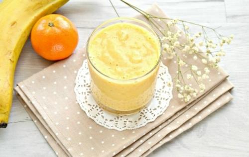 Мандариновый смузи с бананом и грушей.

