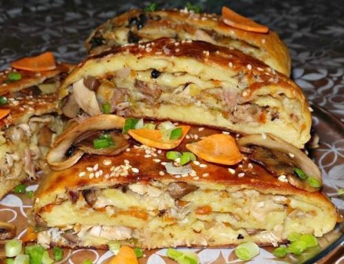 Картофельный рулет с грибами и курицей.