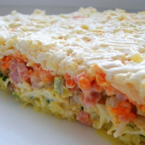 Очень вкусный слоеный салатик.
