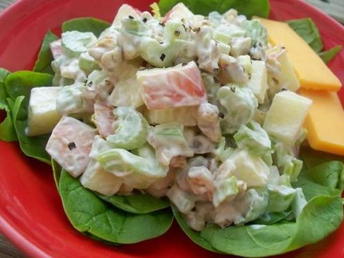 Легкий салат с яйцом и сельдереем.
