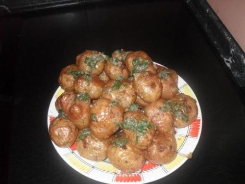 Запеченный картофель в чесночном соусе.