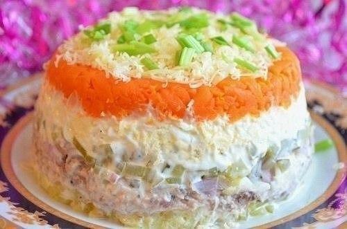 Салат из горбуши с маринованными огурчиками.