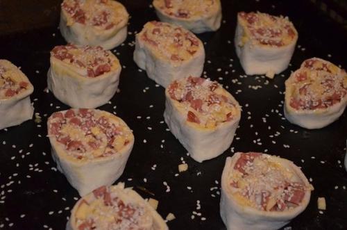 Слойки с колбасой и сыром. 03