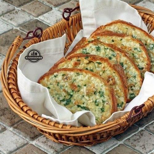 Запеченный хлеб с чесноком.