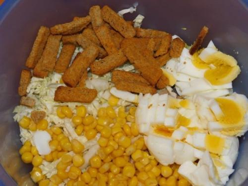 Салат с копченой курицей и Кириешками. 03