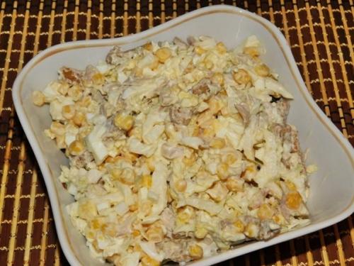 Салат с копченой курицей и Кириешками.