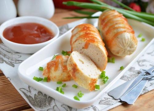 Домашние сосиски с курицей.