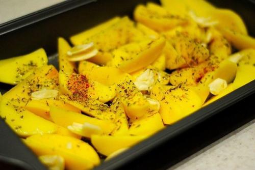 Курица, маринованная в кефире, запечённая с картофелем с травами и чесноком.