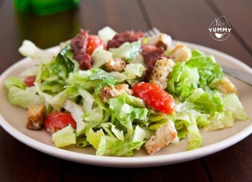 Цезарь с курицей и классическим соусом.